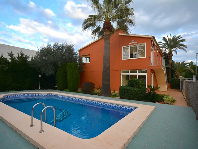 Foto Bonito chalet en venta en Denia ,en el km 5 de Las Marinas y a solo 300 metros de la playa de arena de Els Molins. 7769