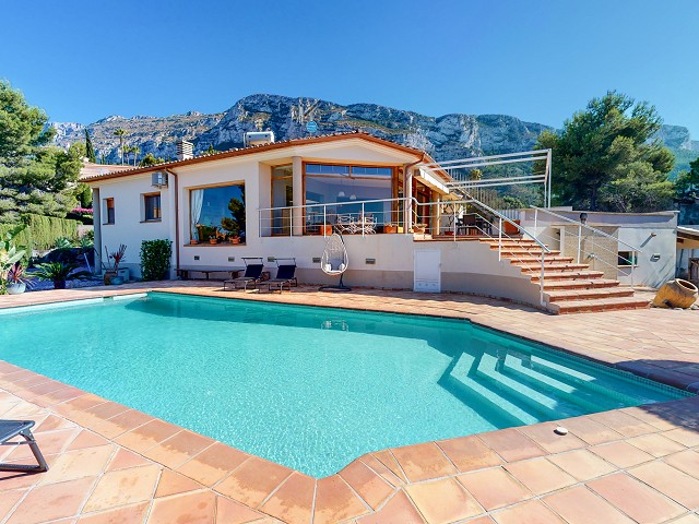 Foto Magnifico chalet con vistas al mar y al Montgó