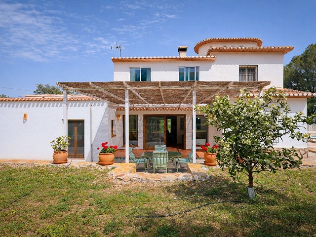 Foto Espectacular villa con piscina, garaje y jardín frutal en entorno tranquilo