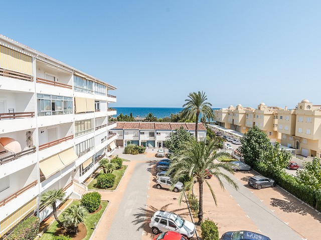 Foto Dos apartamentos unidos con vistas al mar junto a la playa en zona muy exclusiva de Dénia