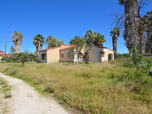Foto Sobre una parcela de 5.500m2 llanos nos encontramos con dos chalets y vistas al Montgó 