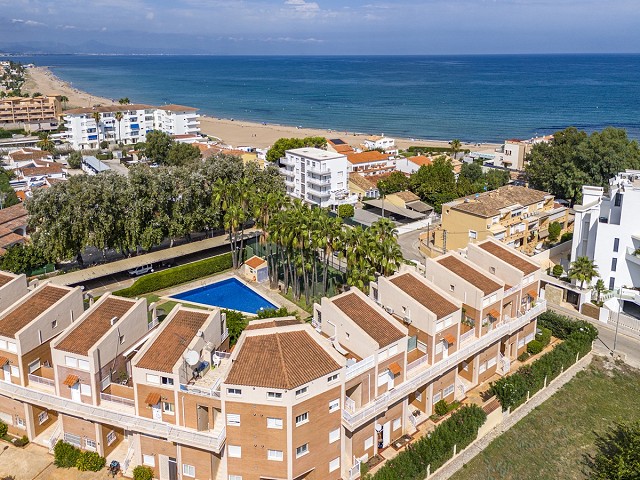 Foto Bonito apartamento ático en venta con vistas al mar y cerca de la playa.