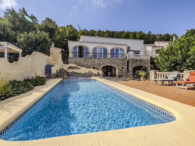 Foto Bonito chalet en venta en Denia en las faldas del Montgó con vistas al mar