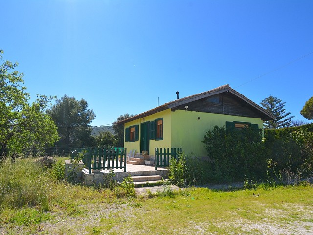 Foto Sobre una parcela de 5.000m2 llanos nos encontramos con dos chalets y vistas al Montgó  7782